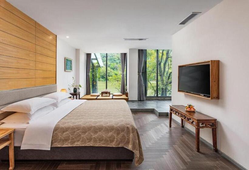 Superior room with lake view, Guilin Heshe Lakeside Resort