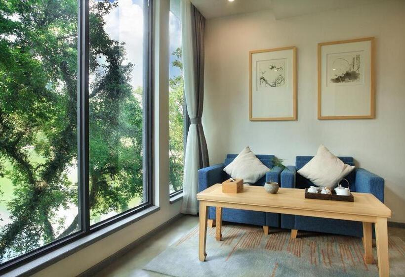 Superior room with lake view, Guilin Heshe Lakeside Resort
