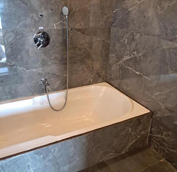 Люкс с Балконом, Hillview Rooms By 29 Bungalow