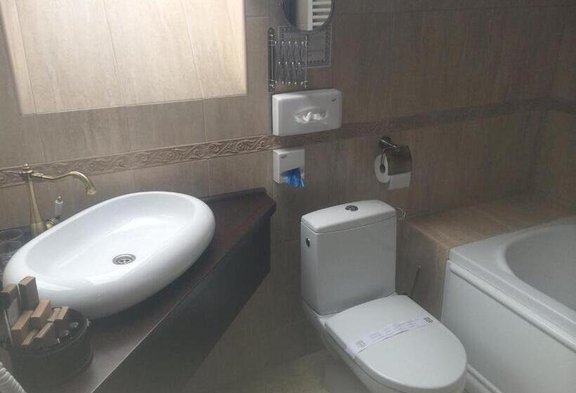 Студия Deluxe, Conacul Benke