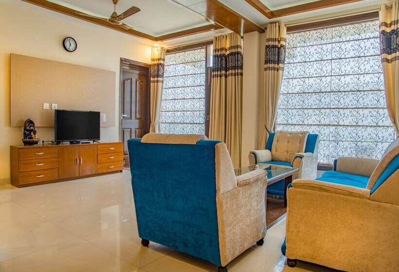 Номер Deluxe, F S Kasauli