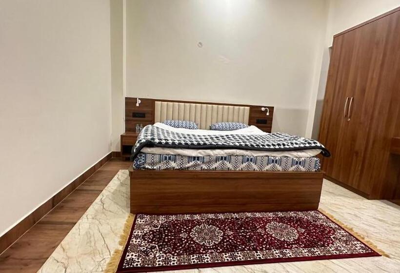 Номер Economy, F S Kasauli
