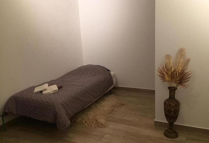 اتاق استاندارد سه نفره, Salara House