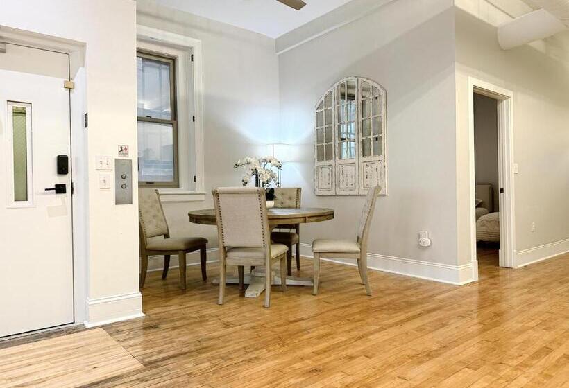 Апартаменты 2 Спальни, The Historic Lyric Presidential Suite