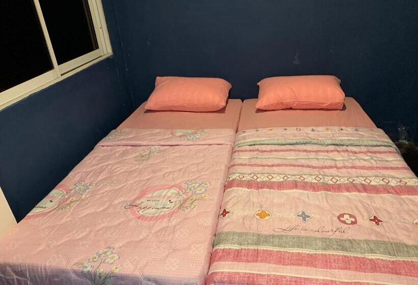 اتاق استاندارد با سرویس بهداشتی مشترک, Green Apple Hostel Khaosan
