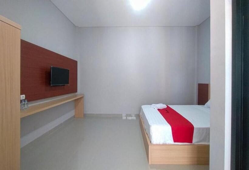 Номер Deluxe, Reddoorz Syariah Near Alun Alun Tegal 2