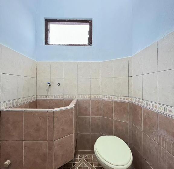 带大床的豪华间, Oyo 93422 Villa Tirto