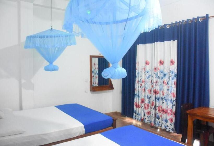 اتاق استاندارد سه نفره, Queen Inn Anuradhapura