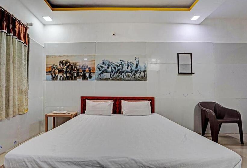 트리플 클래식 룸, Oyo Hotel Surya Dev