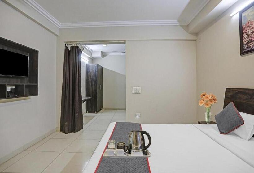 トリプルクラシックルーム, Oyo Townhouse 1018 The Naurangee Hotel Near Noida Sector 81 Metro Station