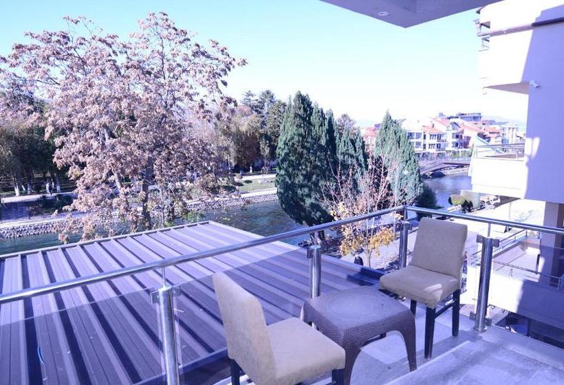 سوئیت با چشم‌انداز رودخانه, New York Struga