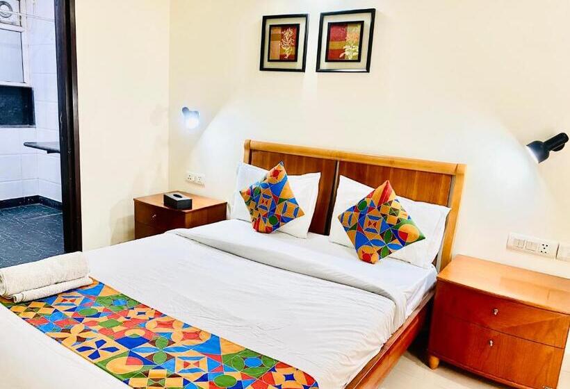 Номер Deluxe Кровать Кинг, Signature Suite Noida Sector 51 Couple Friendly
