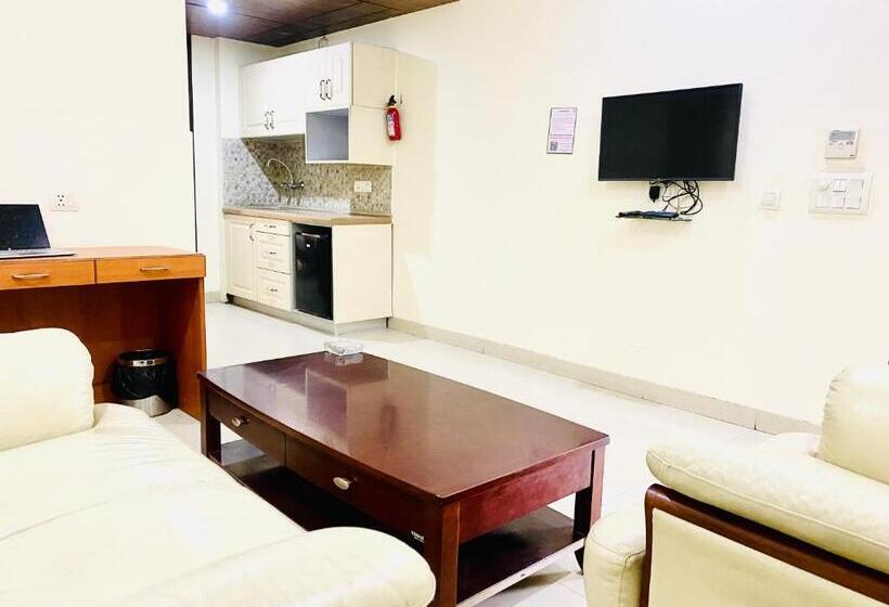 Номер Deluxe с Балконом, Signature Suite Noida Sector 51 Couple Friendly