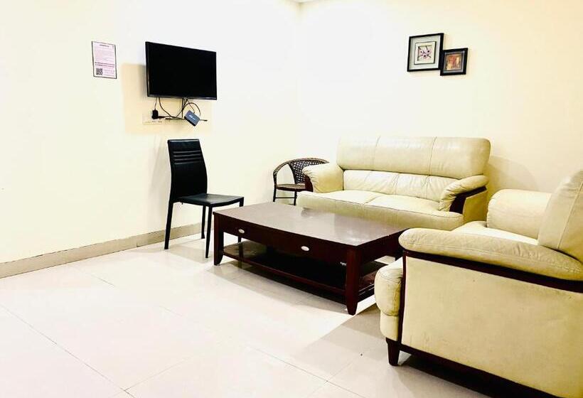 Номер Deluxe Кровать Кинг, Signature Suite Noida Sector 51 Couple Friendly