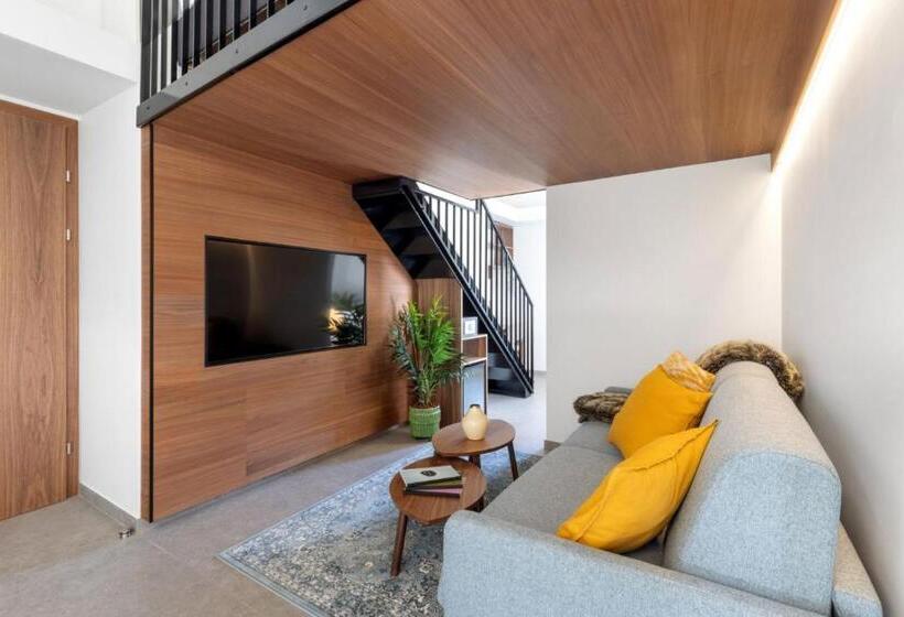 Полулюкс, 3 Vie Restaurant & Rooms