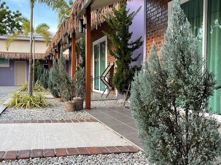 خانه یا کلبه ی ییلاقی با نمای استخر, Lavigo Resort