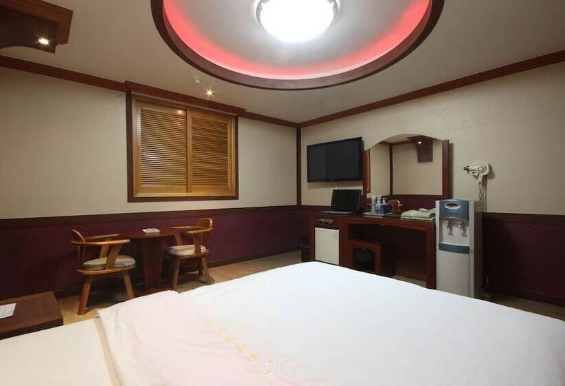 Номер Стандарт, Utopia Motel