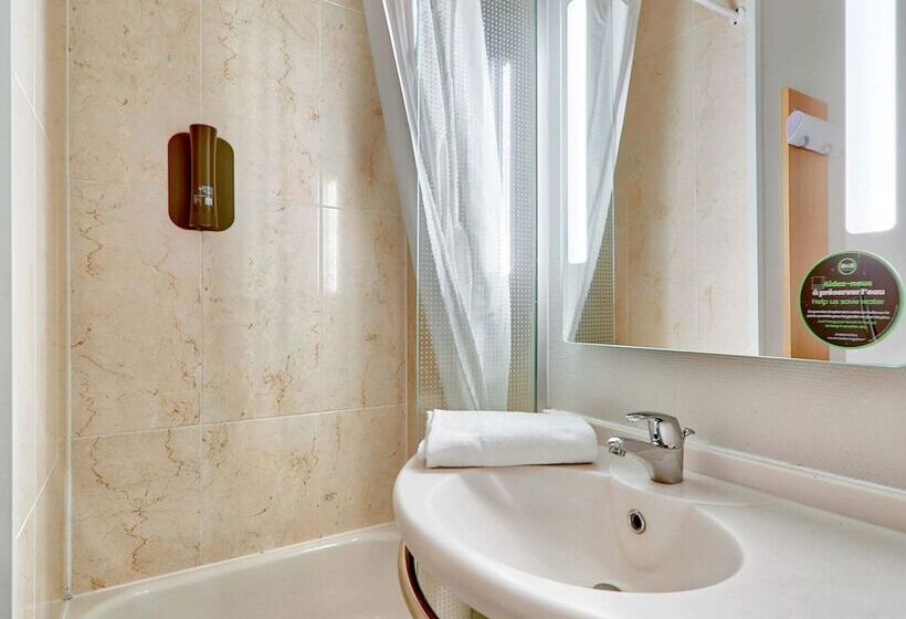 Номер Стандарт, B&b Hotel Clermont Ferrand Le Brézet Aéroport