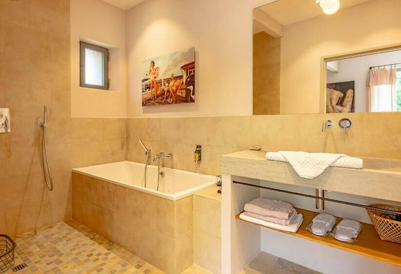 سوئیت جونیور با تراس, La Magnanerie De L'isle B&b