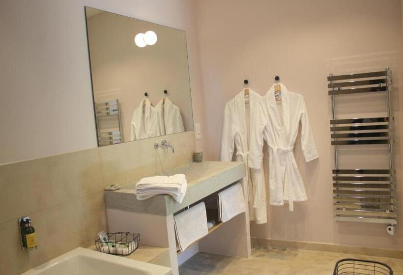 سوئیت جونیور با تراس, La Magnanerie De L'isle B&b