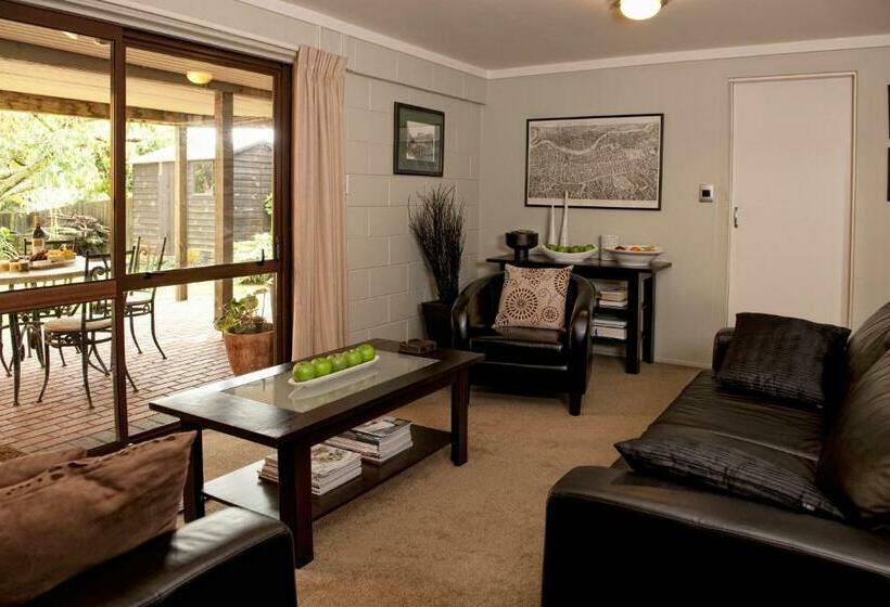 سوییت لوکس, B&b@the Redwoods