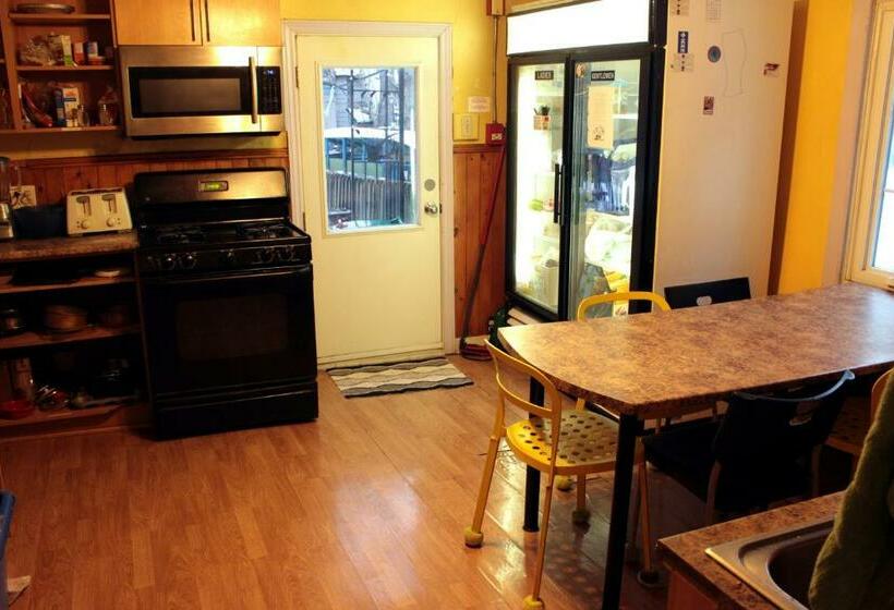 מיטה בחדר משותף, Ottawa Backpackers Inn