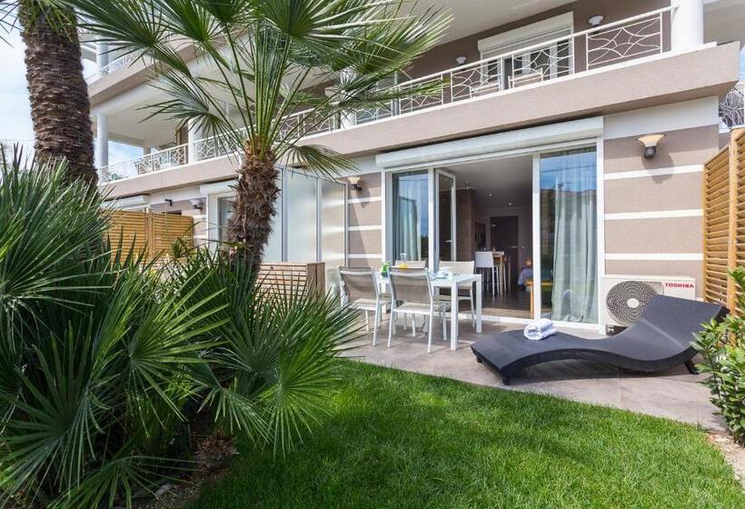 استودیوی سوپریور, Villa Velvet