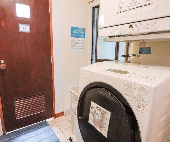 הכלכלה חדר לארבעה עם מקלחת משותפת, All Friends Guest House