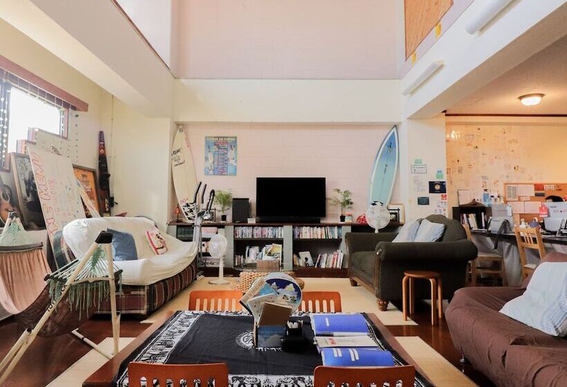 הכלכלה חדר לארבעה עם מקלחת משותפת, All Friends Guest House