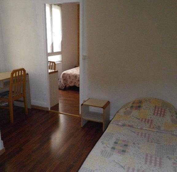 חדר סטנדרט לשלושה, Hôtel Lamartine  Parking Dauphine