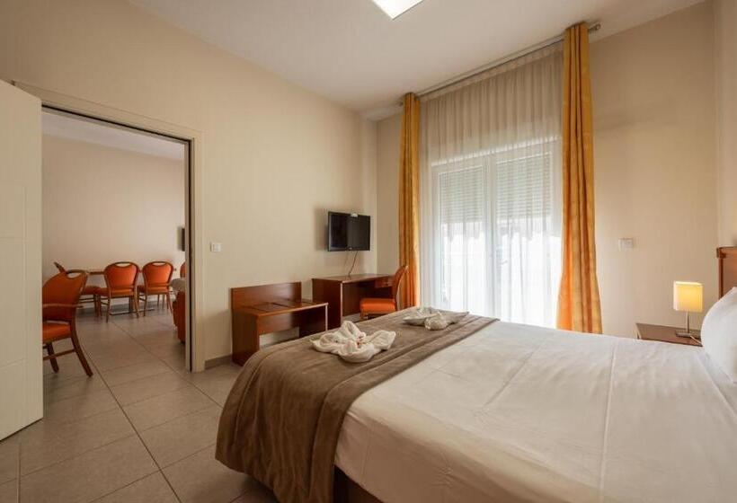 Четырехместный Номер Стандарт, The Originals Boutique, Hotel L Occitan, Aubagne