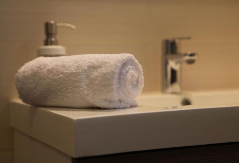 Четырехместный Номер Стандарт, The Originals Boutique, Hotel L Occitan, Aubagne