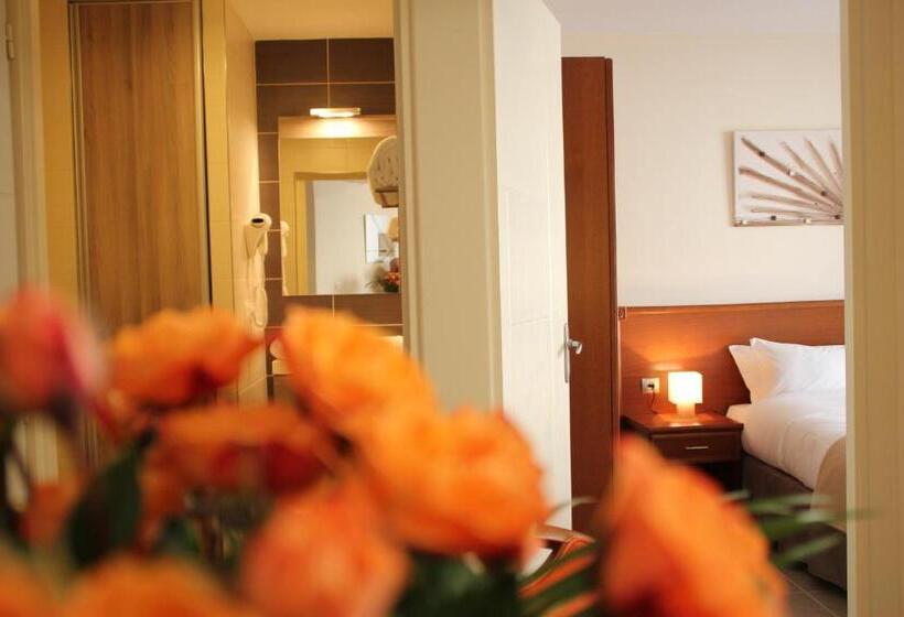 Четырехместный Номер Стандарт, The Originals Boutique, Hotel L Occitan, Aubagne