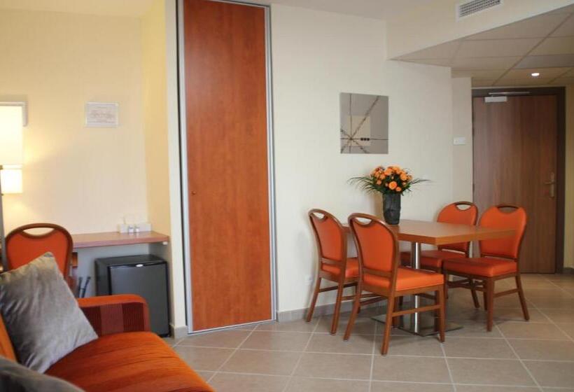 Четырехместный Номер Стандарт, The Originals Boutique, Hotel L Occitan, Aubagne