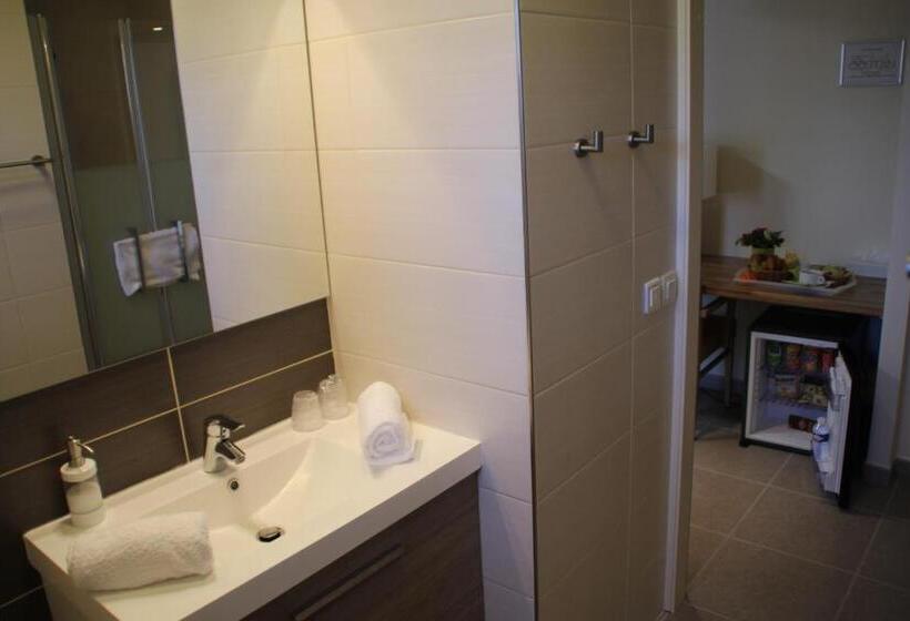 Номер Стандарт с Террасой, The Originals Boutique, Hotel L Occitan, Aubagne