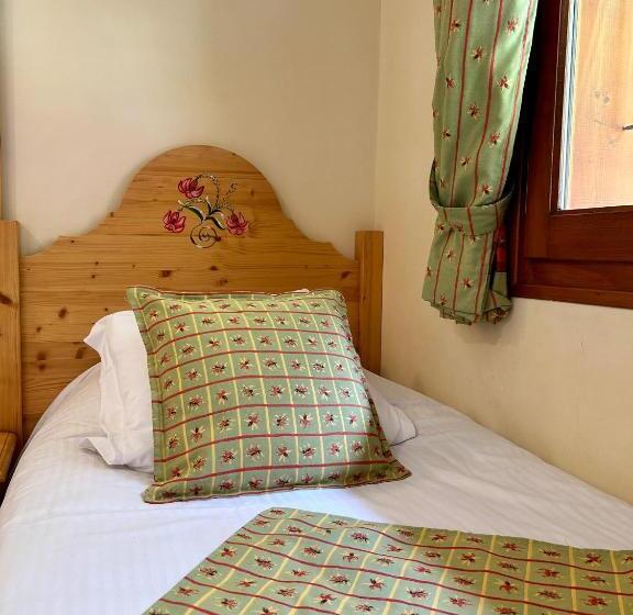 اتاق استاندارد سه نفره, Hameau Des Prodains   Hôtel