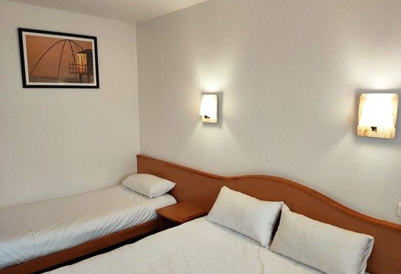 Номер Стандарт Трехместный, Brit Hotel Essentiel Cahors Nord