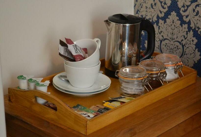 غرفة قياسية مطلّة علي الحديقة, Coedyfron