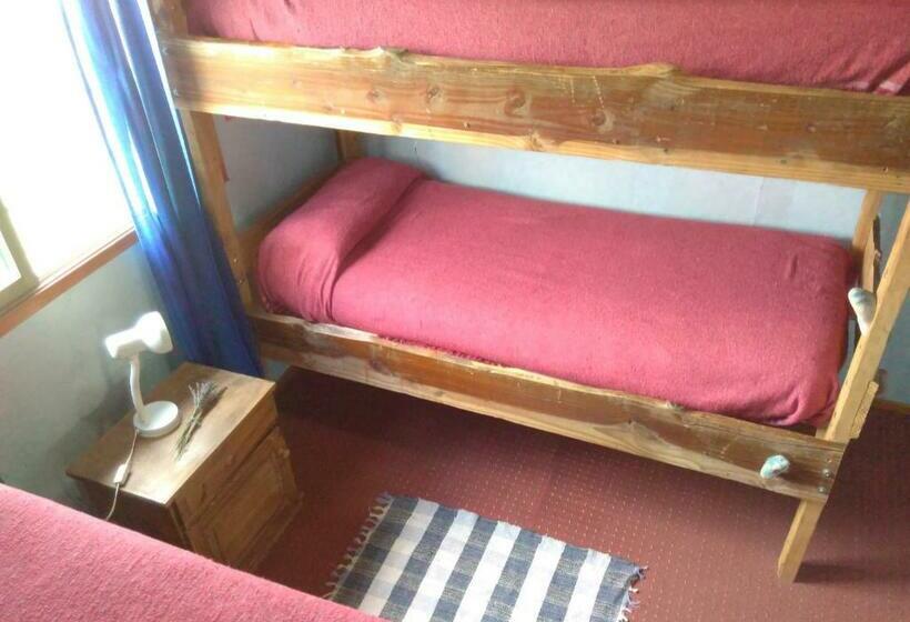 Четырехместный номер эконом класса с общей ванной комнатой, Piuke Mapu Patagonia Hostel