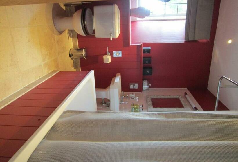 キングサイズベッドのスーペリアルーム, The Three Crowns