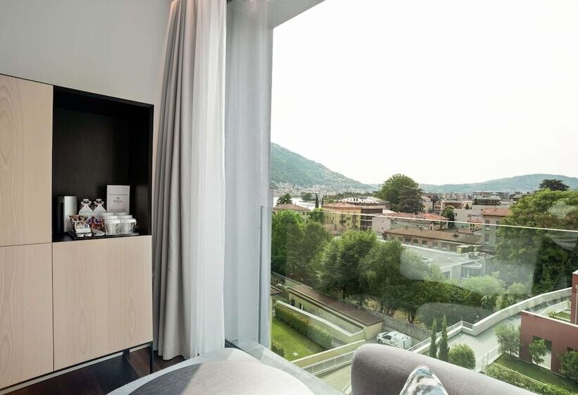 Номер Deluxe Вид на Город, Hilton Lake Como