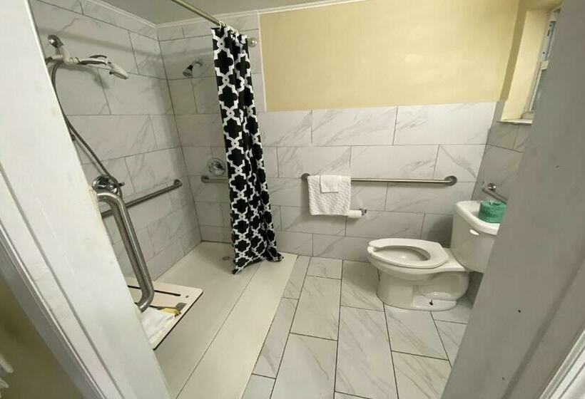 장애인을 위한 더블 침대 스탠다드 룸, Budget Motel  Titusville