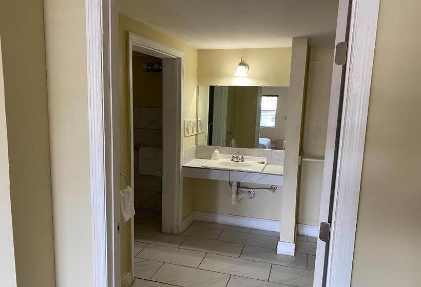 스탠다드 룸 킹사이즈 침대, Budget Motel  Titusville