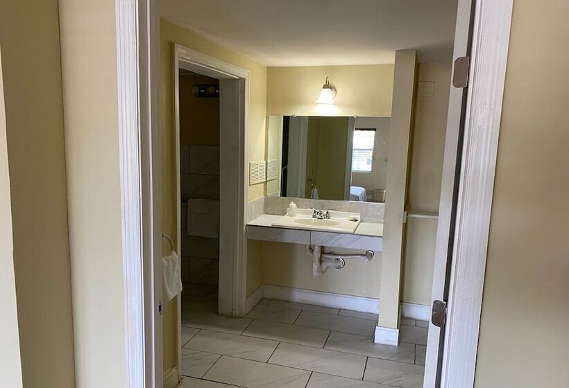 장애인을 위한 더블 침대 스탠다드 룸, Budget Motel  Titusville