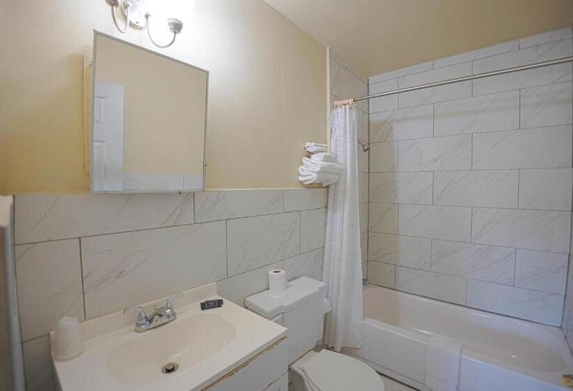 Номер Стандарт Двуспальная Кровать Адаптированный для Инвалидов, Budget Motel  Titusville