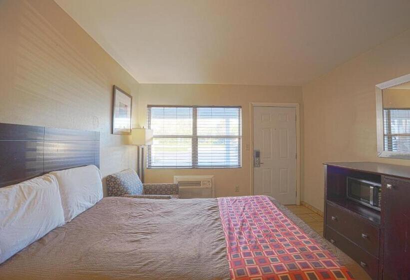 장애인을 위한 더블 침대 스탠다드 룸, Budget Motel  Titusville