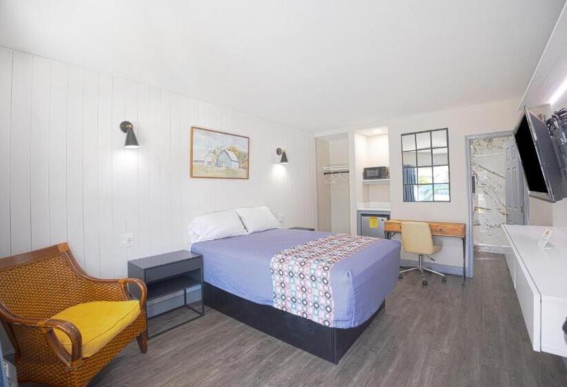 장애인을 위한 더블 침대 스탠다드 룸, Budget Motel  Titusville