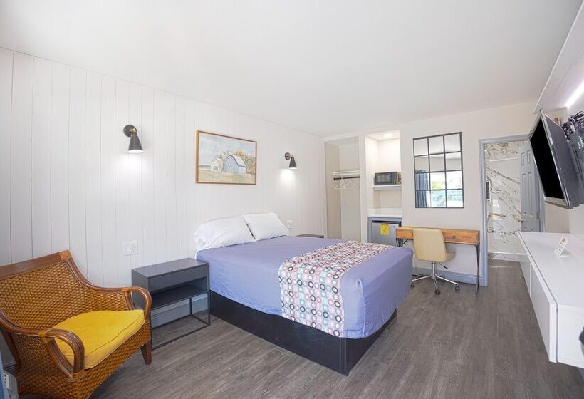 장애인을 위한 더블 침대 스탠다드 룸, Budget Motel  Titusville