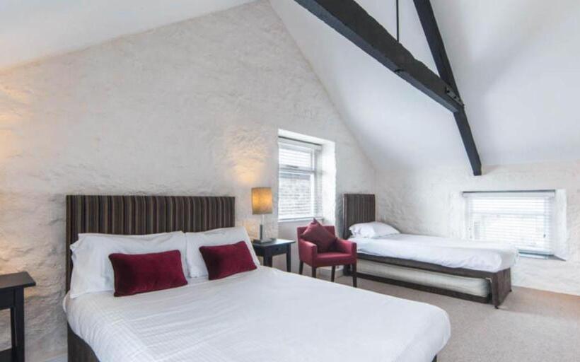 Семейный Номер, Cape Cornwall Club