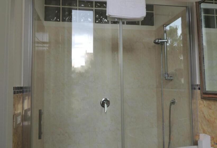 Четырехместный Номер Стандарт с Балконом, B&b Nike   Rooms Only